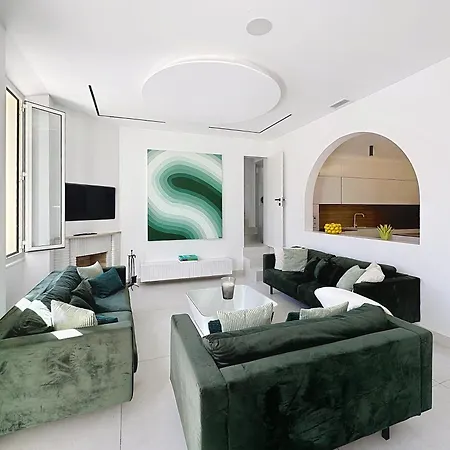 Modern 5-bedroom With Swimming Pool In *